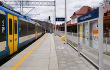 Stacja Wisła Uzdrowisko, pociąg przy peronie, na peronie tablica z rozkładem jazdy, fot. Katarzyna Głowacka