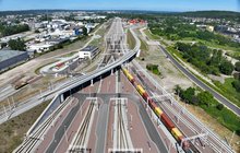 Wiadukt kolejowy na terenie stacji Gdynia Port oraz pociąg towarowy na torach. Fot. Damian Strzemkowski PLK