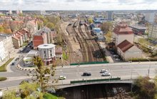 Widok z góry na perony i tory stacji Olsztyn Główny fot. Damian Strzemkowski
