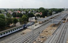 Pociąg przy nowym peronie na stacji w Ożarowie Mazowieckim, widać wykonawców na budowie drugiego peronu i wiaty, fot. A.Lewandowski, P.Mieszkowski