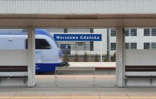 Stacja Warszawa Gdańska, wjazd pociągu PKP Intercity na peron, pociąg w ruchu, Autor: Karol Jakubowski