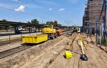 Koparka pracuje przy budowie peronu stacji Kielce, fot. Piotr Hamarnik