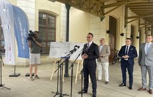 Minister Infrastruktury Dariusz Klimczak wypowiada się podczas briefingu w Piotrkowie Trybunalskim, fot. Anna Znajewska-Pawluk (2)