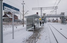 Nowy Targ - podróżni na peronie oczekują na pociąg, fot. Łukasz Hachuła