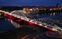 Nowy most kolejowy nad Wisłą w Krakowie, iluminowany w biało-czerwonych barwach, zdjęcie z lotu ptaka, fot. Piotr Hamarnik