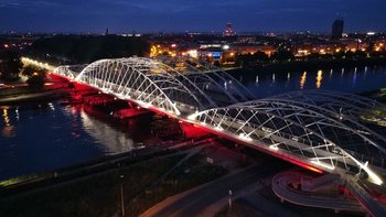 Nowy most kolejowy nad Wisłą w Krakowie, iluminowany w biało-czerwonych barwach, zdjęcie z lotu ptaka, fot. Piotr Hamarnik