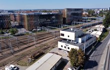 Pociąg dalekobieżny wjeżdża na stację Kraków Główny, widok z lotu ptaka, fot. Piotr Hamarnik