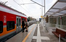 Podróżni i pociąg przy peronie przystanku Kamionki Jezioro, fot. Łukasz Bryłowski PKP PLK