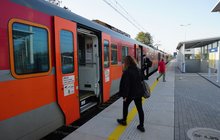 Stacja Pabianice, nowy peron, podróżni wsiadają do pociągu