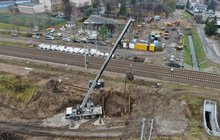 Zielonka, dźwig pracuje przy torach, fot. A. Lewandowski, PKP Polskie Linie Kolejowe S.A.