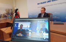 Ireneusz Merchel, prezes PKP Polskich Linii Kolejowych S.A. oraz Andrzej Bittel, sekretarz stanu w ministerstwie infrastruktury podczas videokonferencji.