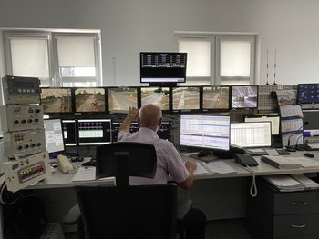 Dyżurny ruchu przed monitorami i urządzeniami w LCS Lubratów fot. Anna Znajewska-Pawluk
