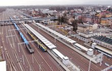 Stacja Czechowice-Dziedzice z lotu ptaka, pociąg przy peronie, fot. Krzysztof Ścigała (2)
