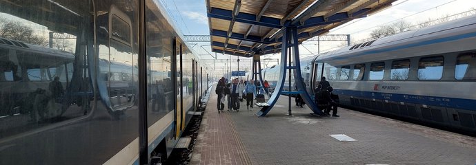 Stacja Tychy Stacja Tychy, na peronie podróżni, przy peronach pociągi, fot. Katarzyna Głowacka
