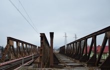 Szlak Marciszów - Sędzisław. Most na jednym z dwóch torów ma już zdjętą nawierzchnie torową w celu remontu. Po drugim jeżdżą pociągi. Fot. M. Pabiańska. 04.2025