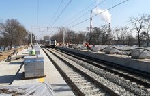 Wrocław - budowa nowego przystanku Wrocław Szczepin, montaż płyt nawierzchniowych na peronach, foto. Bohdan Ząbek