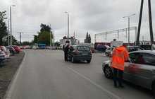 ambasadorzy bezpieczeństwa rozdają ulotki na przejeździe kolejowo-drogowym w miejscowości Motycz. fot. Rafał Wilgusiak