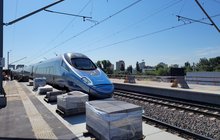 Pendolino jadące po torach kolejowych, budowa przystanku Warszawa Targówek fot. Mirosław Siemieniec 3