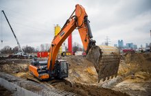 Pracująca koparka na stacji Warszawa Zachodnia, autor Łukasz Hachuła, 24.03.2021 r.