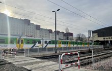 Przejście dla pieszych na stacji Warszawa Wileńska, widać przejeżdżający pociąg, fot. Anna Znajewska-Pawluk