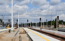 Stacja Łódź Kaliska, budowa nowych peronów i nowych torów, maszyny i robotnicy. fot. Rafał Wilgusiak PLK 