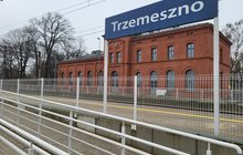 Tablica z nazwą stacji na peronie w Trzemesznie, w tle budynek dworca_fot.Radek Śledziński