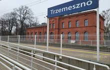 Tablica z nazwą stacji na peronie w Trzemesznie, w tle budynek dworca_fot.Radek Śledziński