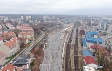 Widok z góry na stację Olsztyn. Nowe tory, perony i sieć trakcyjna_fot. Damian Strzemkowski