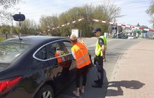Akcja Bezpieczny Przejazd w Radomsku, przedstawiciele IZ Łódź i SOK rozdają kierowcom ulotki informacyjne fot. PLK