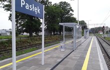 Peron stacji Pasłęk. Tablica informacyjna, wiaty i ławki_fot. Roman Kowalski