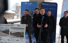 Piotr Wyborski prezes zarządu PLK SA informuje o inwestycji podczas konferencji prasowej w Otwocku fot. PLK SA