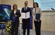Podpisanie dwóch umów z udziałem MI, CUPT i PLK w UM województwa kujawsko-pomorskiego fot. Karol Jakubowski (1)