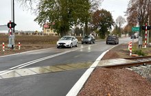 Samochody na przejeździe kolejowo-drogowym w Płońsku. fot. Jacek Gackowski PLK