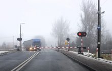 Samochody stoją przed zamknietymi rogatkami na przejedzie na ul. Górniczej w Stąporkowie, fot. Wojciech Grzelka