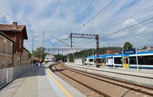 Stacja Zwardoń, widok na perony i pociąg, fot. Katarzyna Głowacka