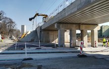 Wrocław przebudowany wiadukt kolejowy nad ul. Długą widok na szyb windy na peron przy torze nr 1, foto. Bohdan Ząbek