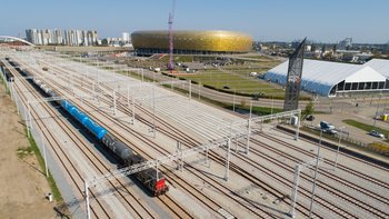 Widok z góry na tory i pociąg, w tle stadion. Stacja Amber Expo Gdańsk,09.09.2021. fot. Paweł Nowakowski