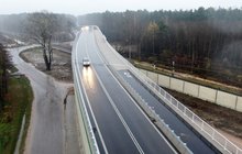 Mokra Wieś - wiadukt nad torami jedzie samochód, fot. Artur Lewandowski PKP Polskie Linie Kolejowe SA (2)