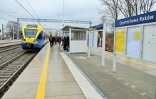 Częstochowa Raków, pociąg przy peronie, są tablice informacyjne i wiata, fot. Katarzyna Głowacka