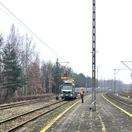 Demontaż sieci trakcyjnej w stacji Sobów, fot. Paweł Babiarz (1)