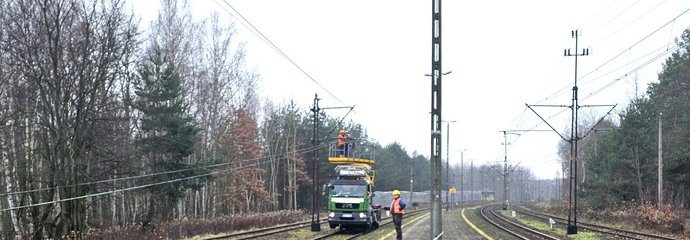 Demontaż sieci trakcyjnej w stacji Sobów, fot. Paweł Babiarz (1)