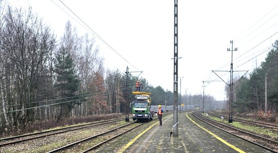 Demontaż sieci trakcyjnej w stacji Sobów, fot. Paweł Babiarz (1)