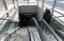 Podróżni korzystający ze schodów ruchomych na stacji Warszawa Gdańska, fot. Martyn Janduła