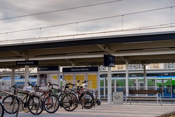 Rowery przypięte do stojaków na stacji Rzeszów Główny, autor. Szymon-Grochowski