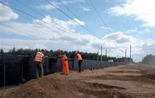 Wykonawcy układają ścianki peronowe na nowym przystanku w Dąbrówce Zabłotniej, fot. Jacek Głuch