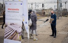 Wypowiadający się rzecznik prasowy PLK oraz dziennikarka na briefingu na stacji Warszawa Zachodnia, autor Łukasz Hachuła, 24.03.2021 r.