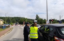 ambasadorzy bezpieczeństwa rozdają ulotki na przejeździe kolejowo-drogowym w Zagnańsku. fot. Izabela Miernikiewicz