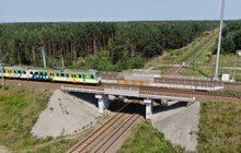 Czachówek, skrzyżowanie linii kolejowych nr 12 i nr 8, pociąg na torach fot. Paweł Mieszkowki PLK SA