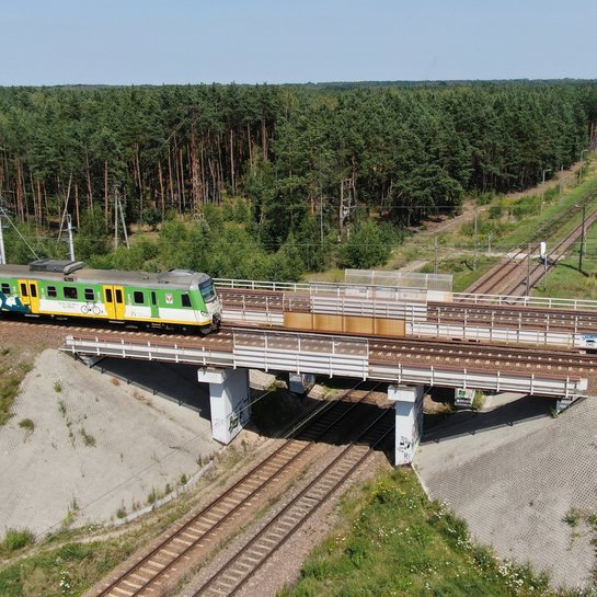 Czachówek, skrzyżowanie linii kolejowych nr 12 i nr 8, pociąg na torach fot. Paweł Mieszkowki PLK SA