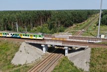 Czachówek, skrzyżowanie linii kolejowych nr 12 i nr 8, pociąg na torach fot. Paweł Mieszkowki PLK SA